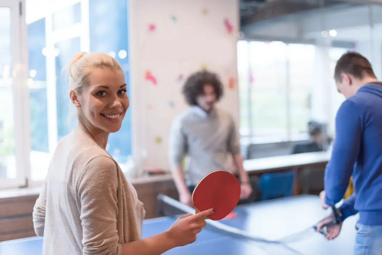 Tenis stołowy ile setów? Poznaj zasady i różne formaty rozgrywek