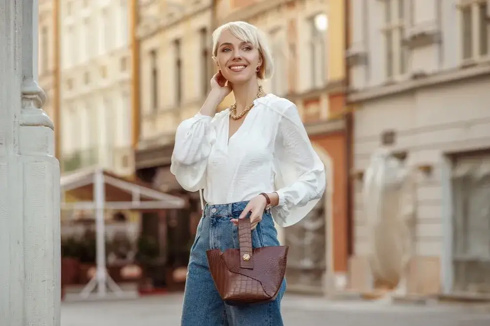 Jakie bluzki do dużego biustu? Odkryj fasony, które wysmuklają sylwetkę