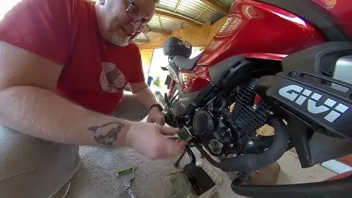 Gdzie jest filtr oleju w Honda CBR 125? Oto kluczowe informacje