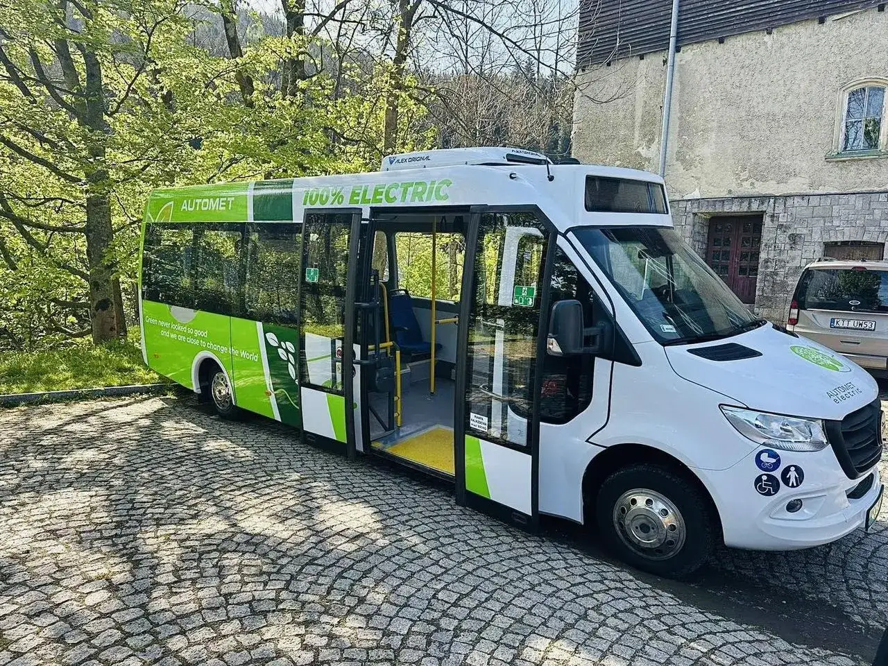 Zielony, elektryczny Automet gotowy do zabrania turystów na Morskie Oko. Ekologiczny transport w malowniczym otoczeniu.