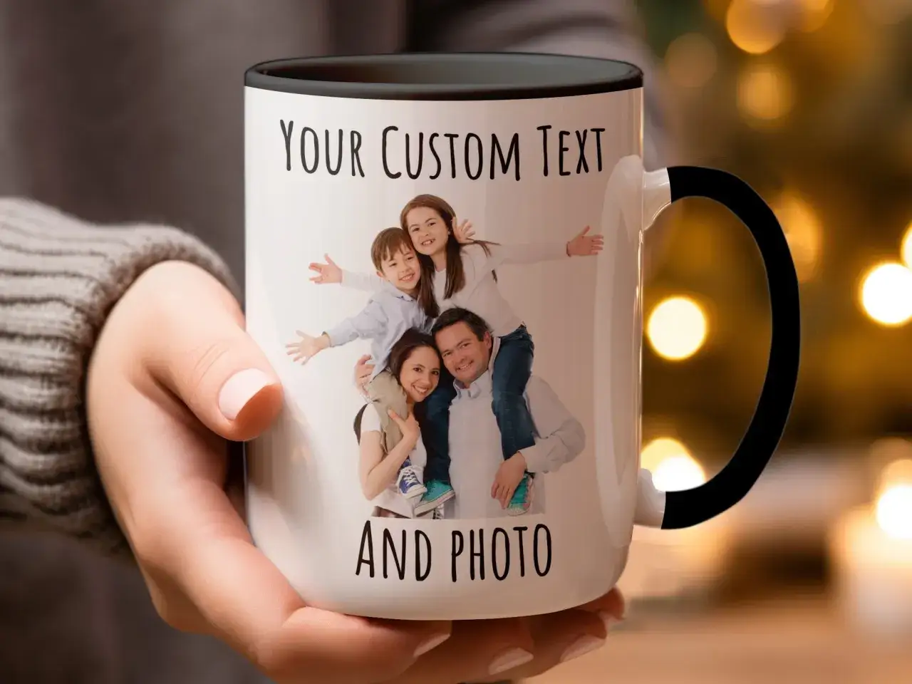 Biały kubek z czarnym uchem, z nadrukiem rodziny i tekstem "YOUR CUSTOM TEXT AND PHOTO".