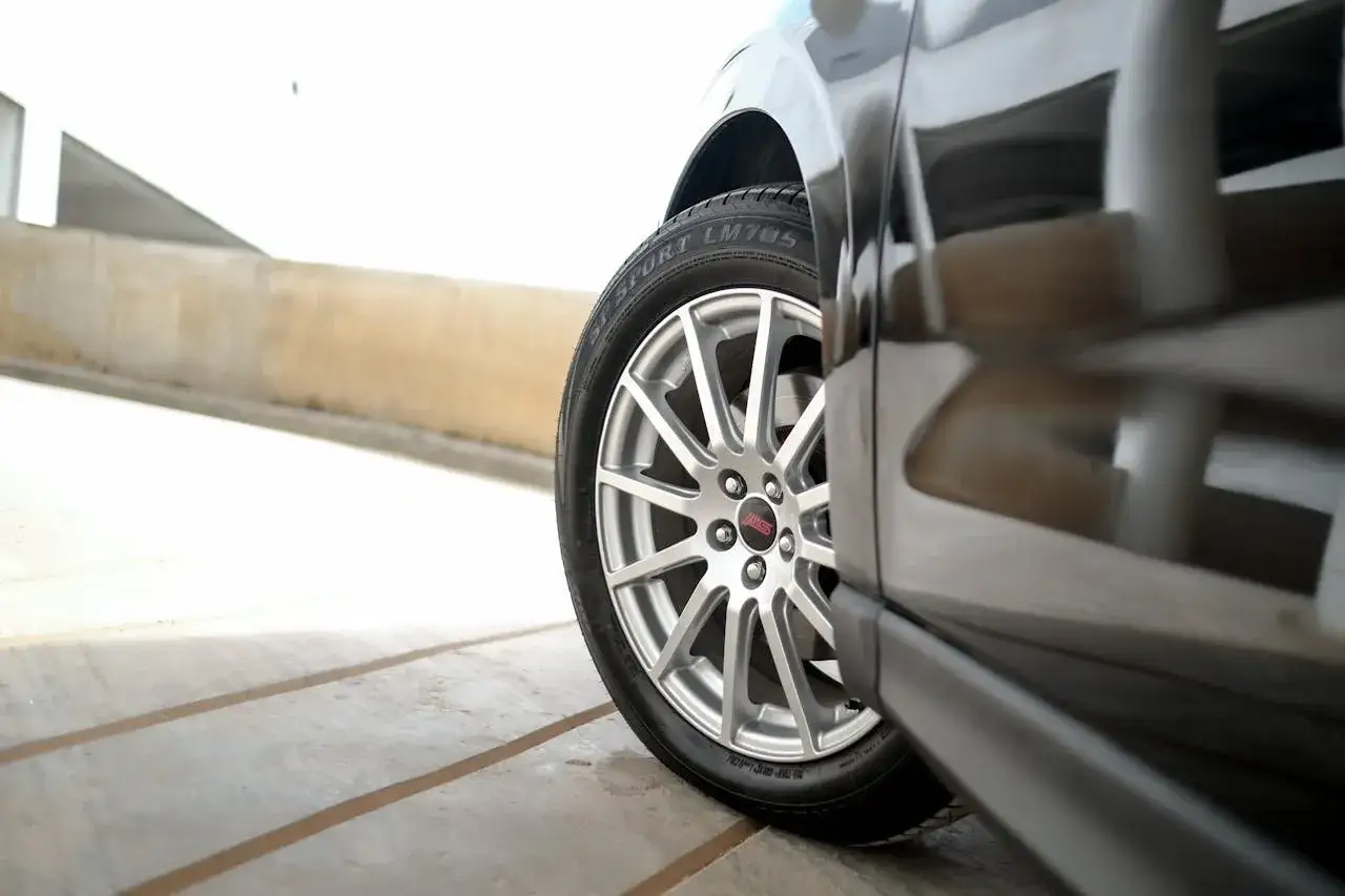 Błyszczące felgi Subaru STI. Zastanawiasz się, ile kosztuje chromowanie felg, by uzyskać taki efekt?