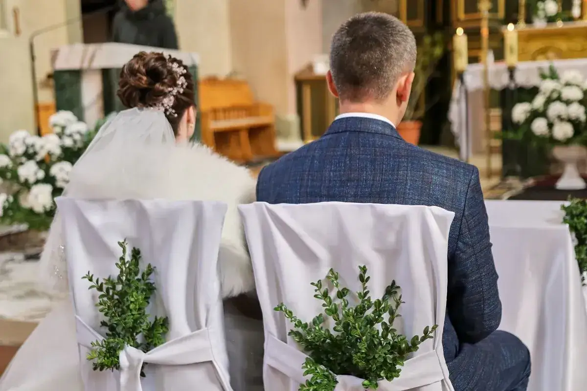 Para młoda w kościele. Czy mając ślub cywilny można przyjmować komunię św.? Pytanie nurtuje wiele par.