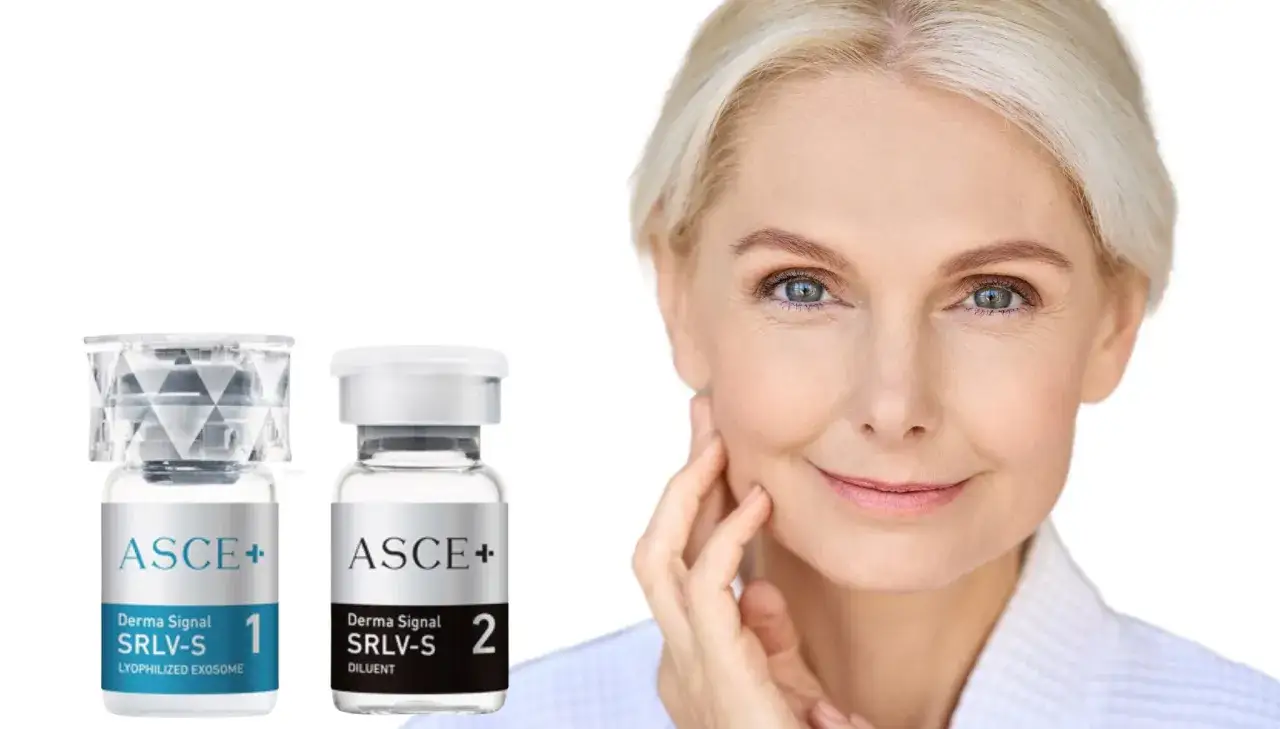 Piękna kobieta z delikatnymi zmarszczkami, obok niej dwa flakoniki z produktem ASCE+ Derma Signal SRLV-S, zawierającym egzosomy.