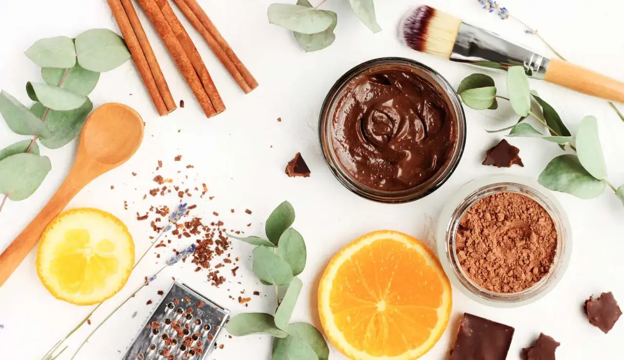 Zutaten für DIY-Kosmetik: Schokomaske, Kakao, Orange, Zitrone, Zimt, Eukalyptus.