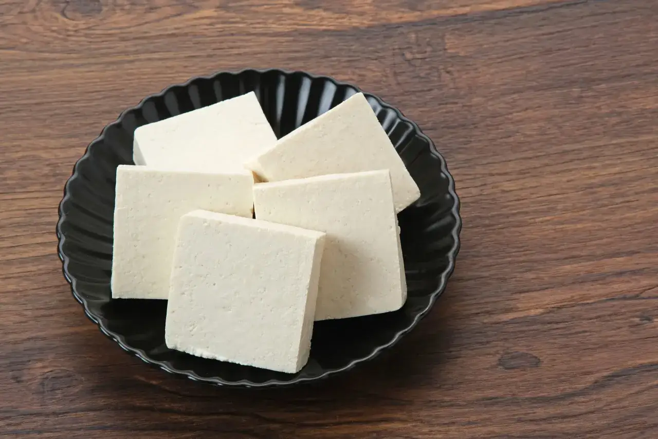 Czy tofu można mrozić i jak wpływa to na jego teksturę - poradnik