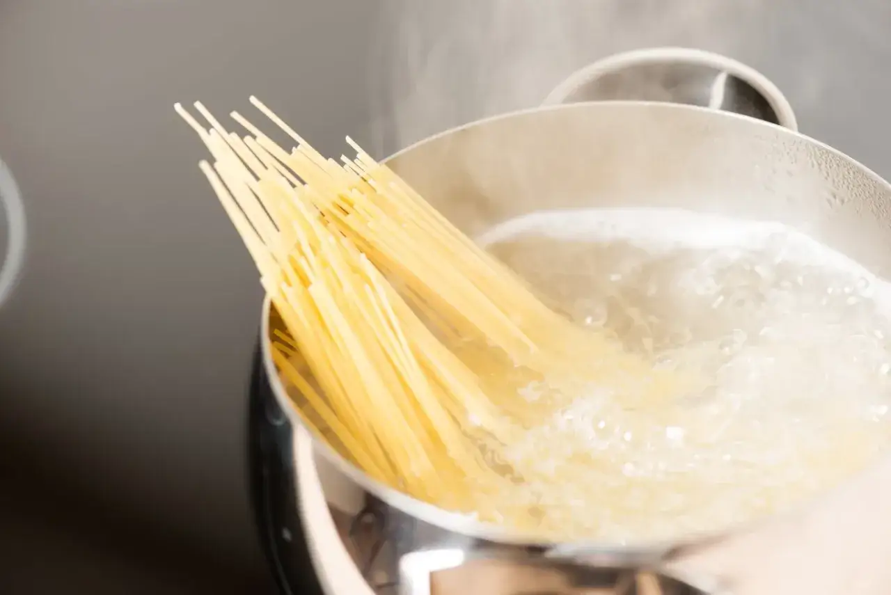 Gotujesz spaghetti? Zazwyczaj ok. 80-100 g makaronu spaghetti na osobę to idealna porcja.