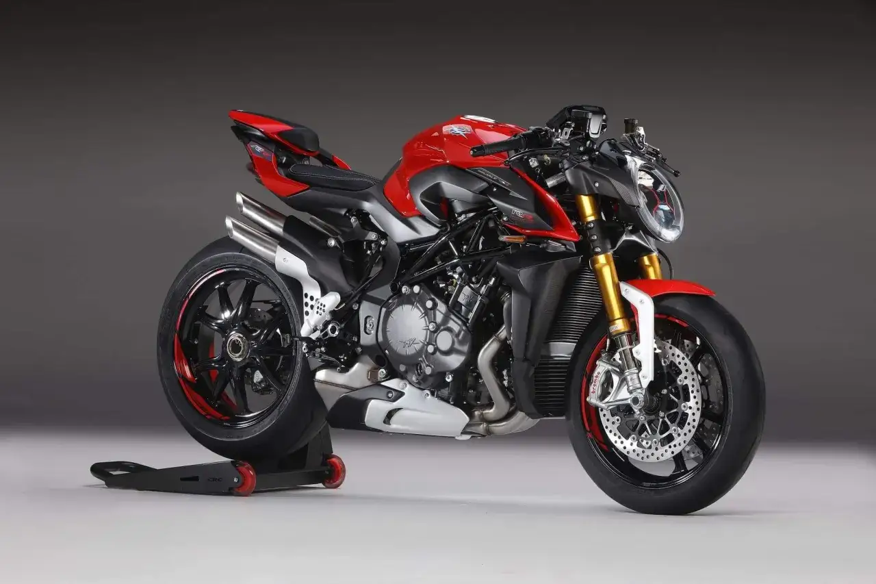Czerwony motocykl MV Agusta Brutale 1000 RR na czarnym stojaku, gotowy do jazdy.