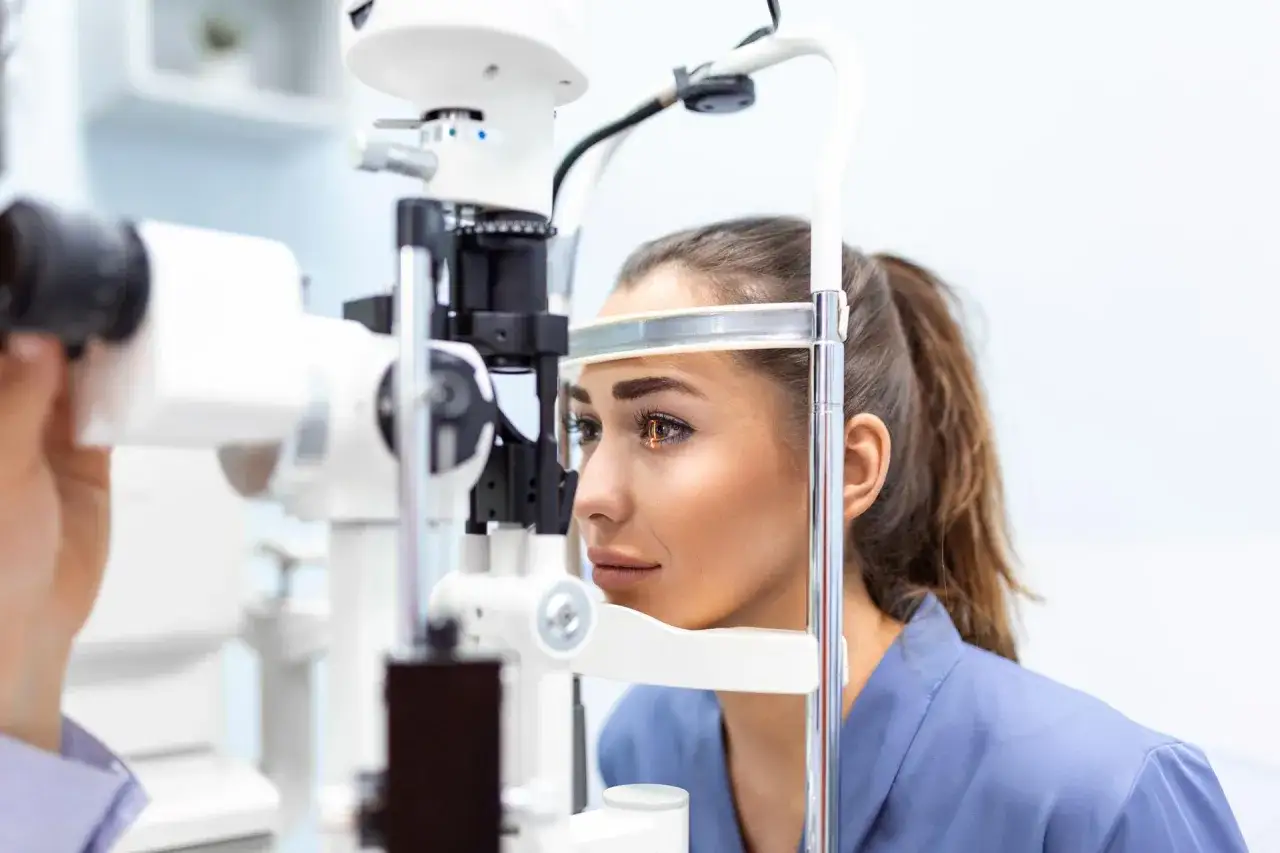 Poprawa wzroku bez okularów? Naturalne metody a laserowa korekcja