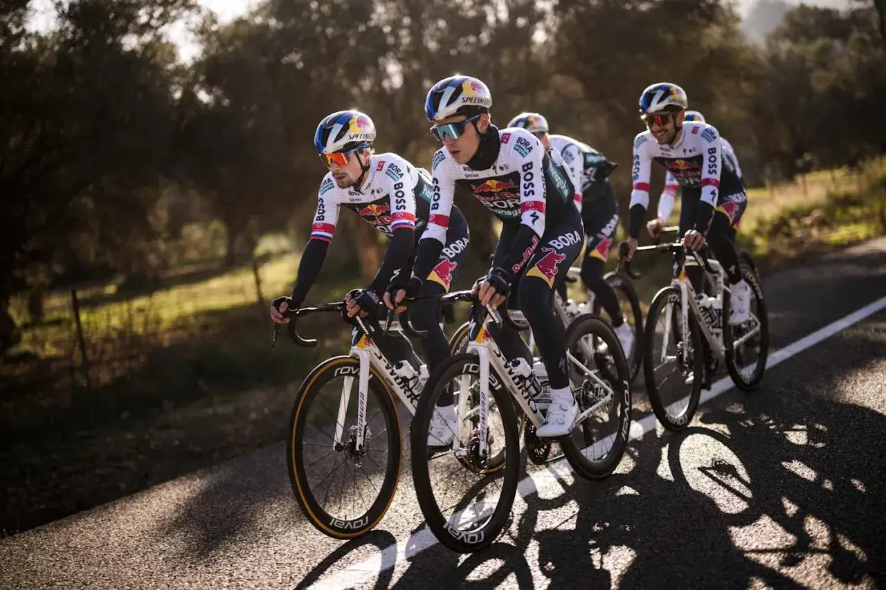 Kolarze BORA-hansgrohe w akcji podczas Giro d'Italia, skupieni na drodze, gotowi na wyzwania.