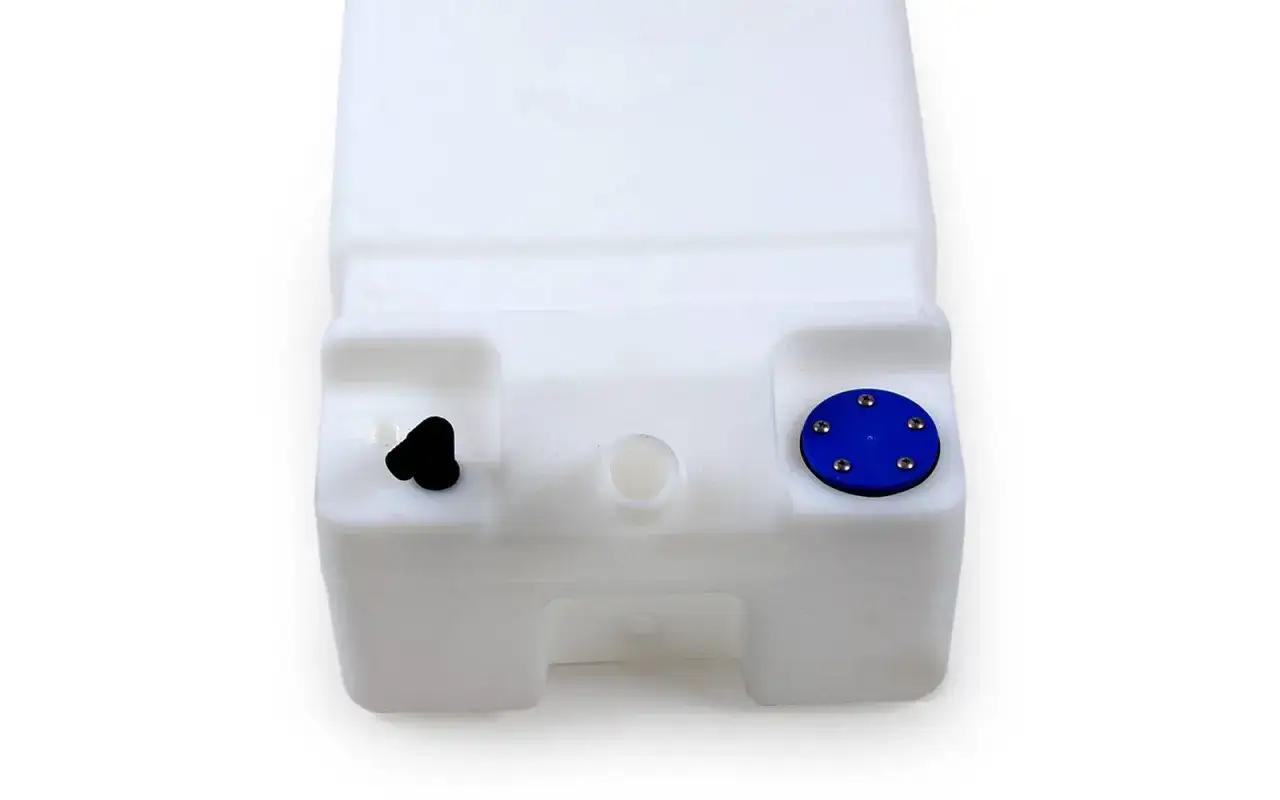 Weißer Wassertank für Trinkwasser mit schwarzem Stöpsel und blauem Deckel mit Schrauben.