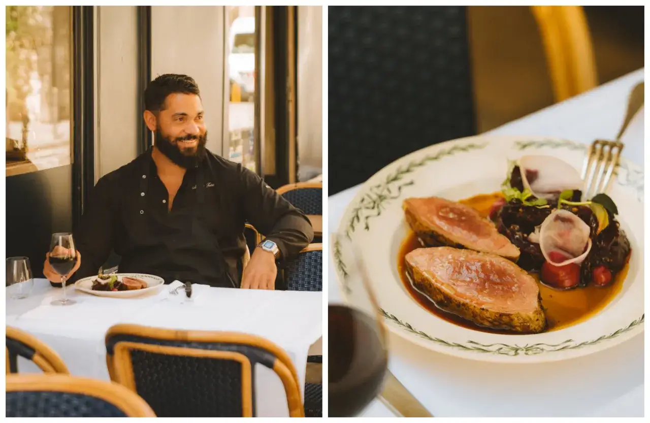 Un chef souriant savoure un plat de nourriture parisienne, un délice de viande et de légumes sur une assiette ornée.