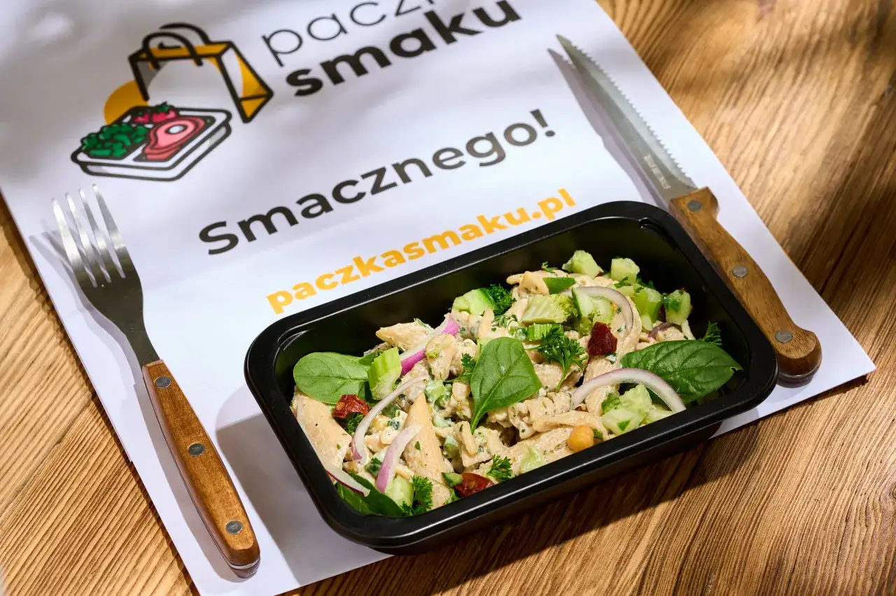 Pyszna sałatka z kurczakiem i warzywami w pudełku. Idealna dieta pudełkowa Jaworzno dla aktywnych.