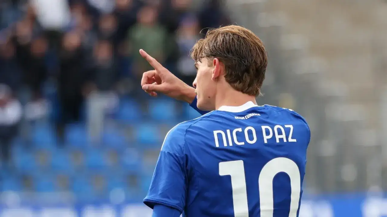 Nico Paz w niebieskiej koszulce z numerem 10, wskazujący palcem. Czy to zapowiedź przyszłych real madryt transfery?