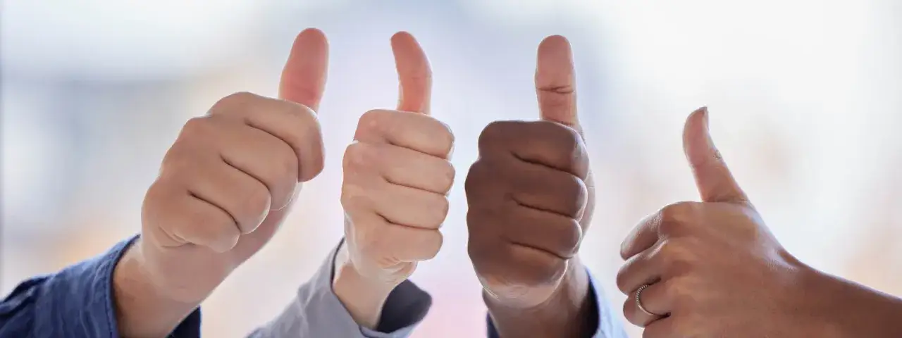 Wiele kciuków w górę, symbolizujących pozytywne arlento opinie i zadowolenie.