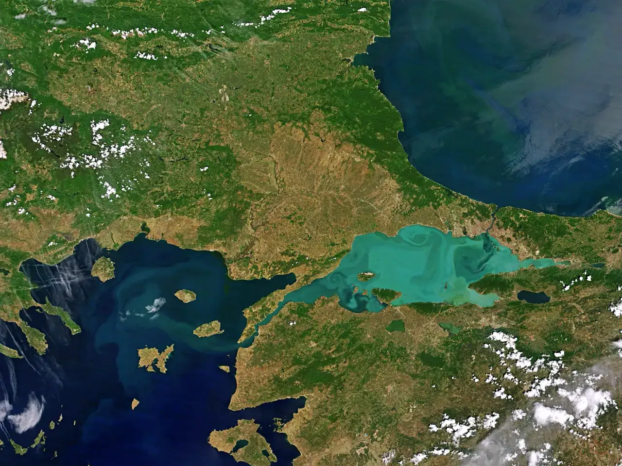 Widok satelitarny pokazuje, gdzie leży Morze Marmara, łączące Morze Egejskie z Morzem Czarnym.