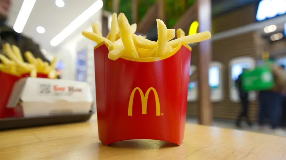 Ile kosztują duże frytki w McDonald's? Sprawdź ceny i różnice!
