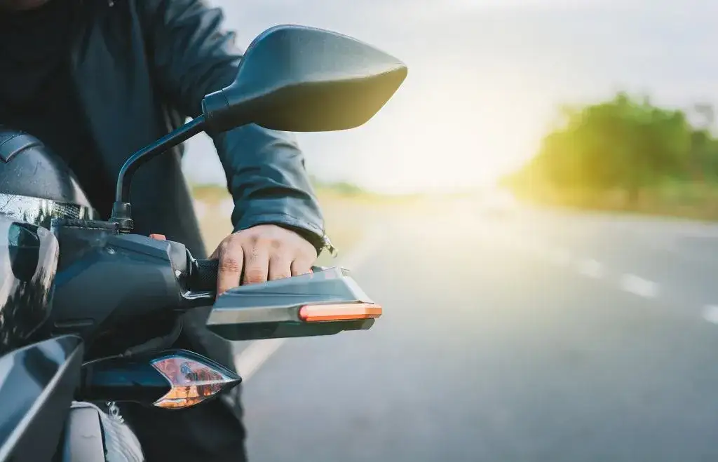 Czy motocyklem można jeździć po autostradzie? Sprawdź wymagania i zasady