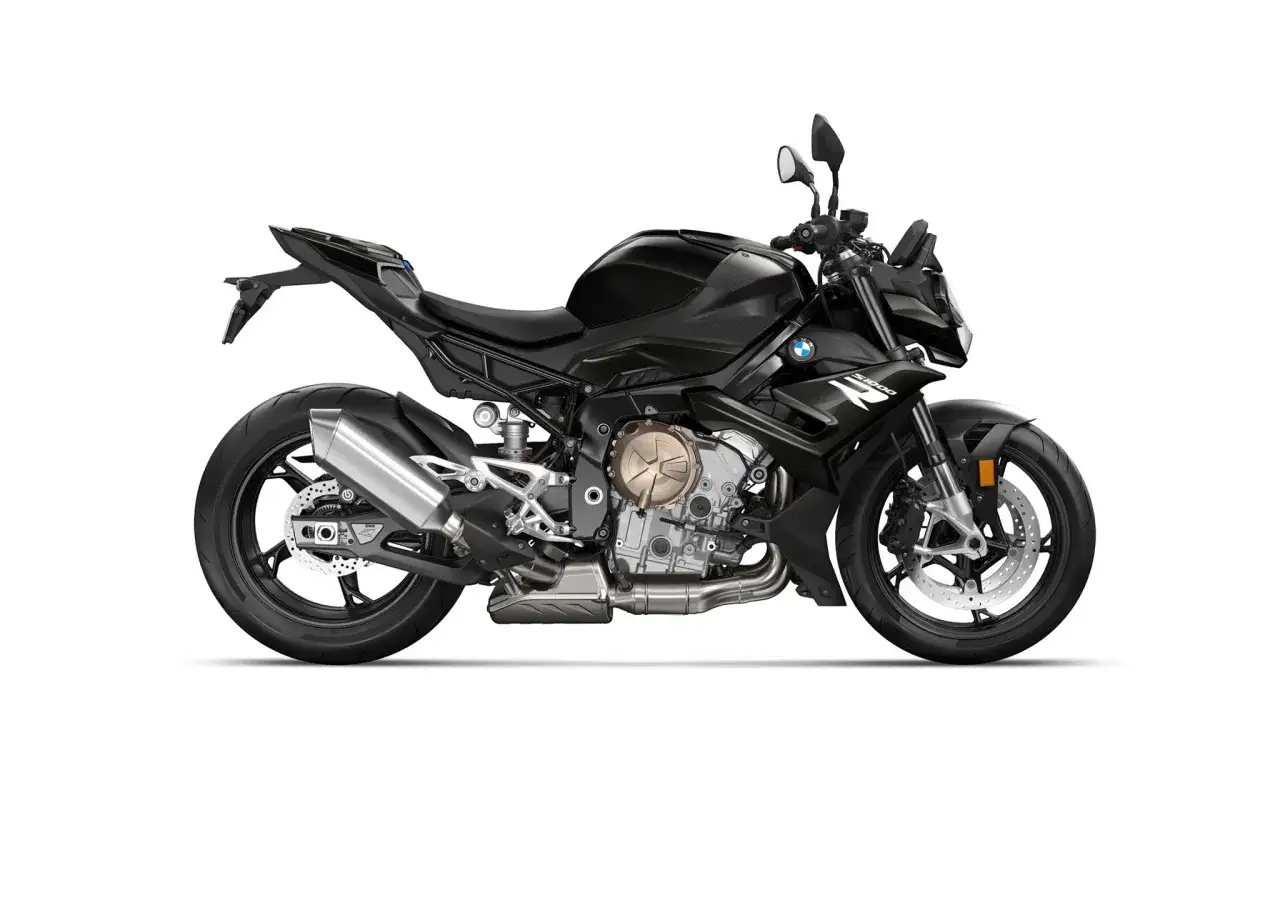 Czarny motocykl BMW S1000R z wydechem Akrapovič i złotymi elementami silnika. Gotowy do jazdy po mieście i torze.