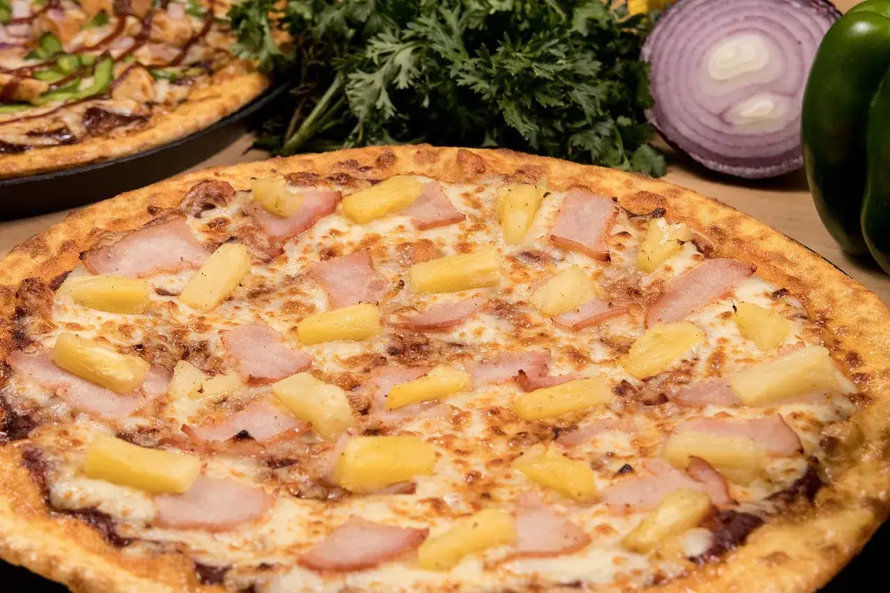 Pizza hawajska z ananasem i szynką. Czy to Sam Panopoulos kto wymyślił tę kontrowersyjną kombinację?