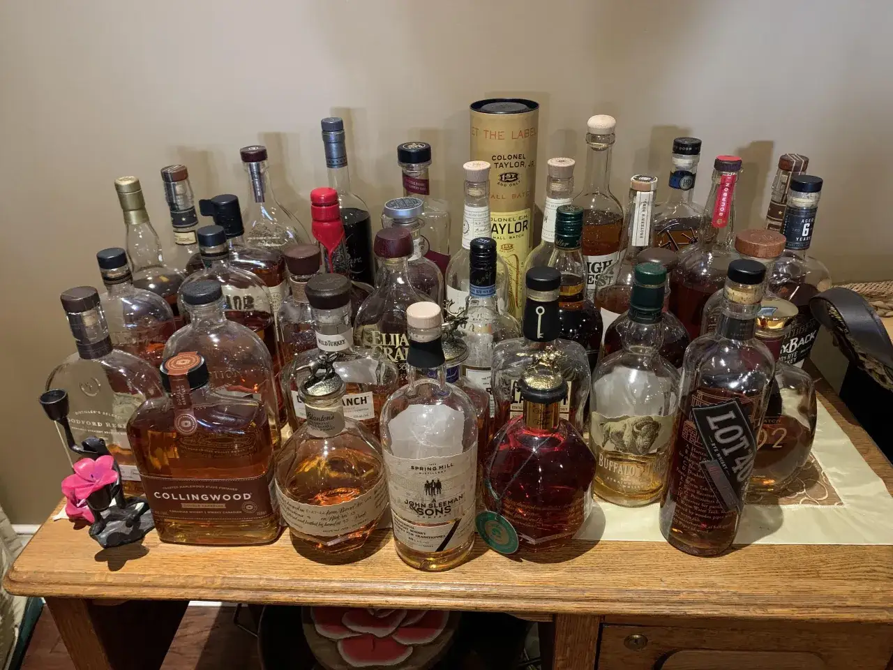 Kolekcja butelek bourbonu, idealna do nauki, jak pić bourbon. Różne marki i rozmiary, gotowe do degustacji.