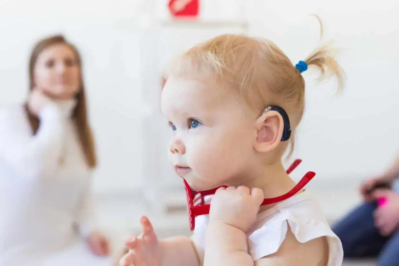 Czy dzieci niesłyszące gaworzą? Odkryj różnice w rozwoju mowy