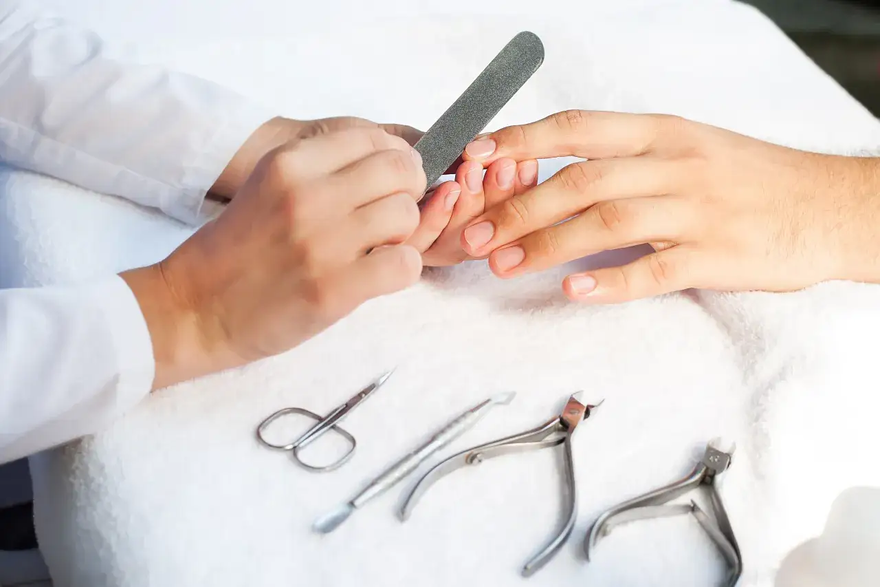 Czy on lubi Twoje paznokcie? Poznaj męskie sekrety manicure!