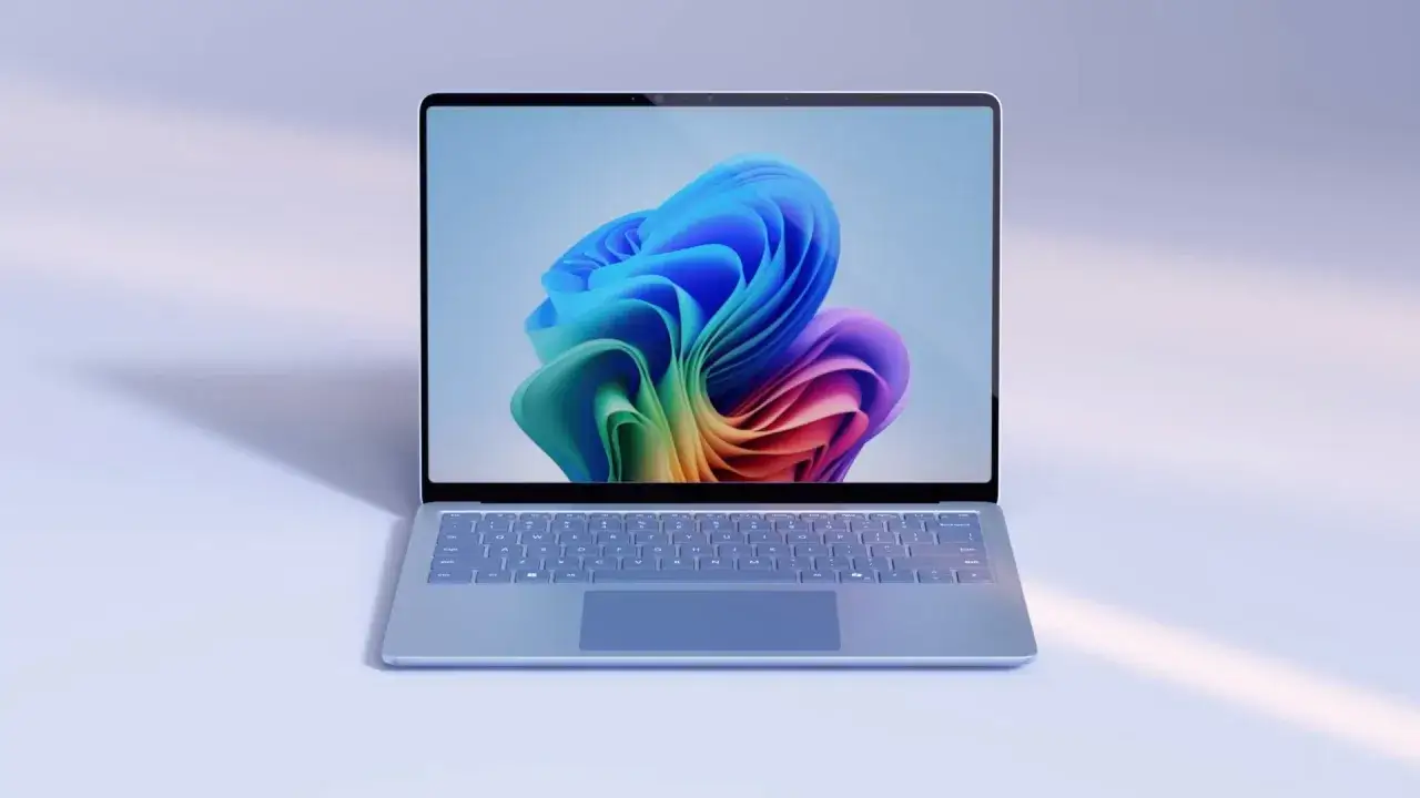 Lekki laptop z kolorową tapetą na ekranie, idealny do optymalizacji systemu za pomocą narzędzi typu windows 11 debloater.