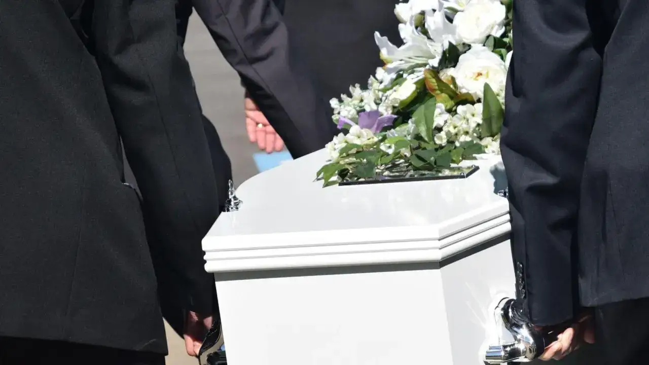 Pogrzeb w sobotę: Możliwy, ale z haczykami? Sprawdź, co musisz wiedzieć