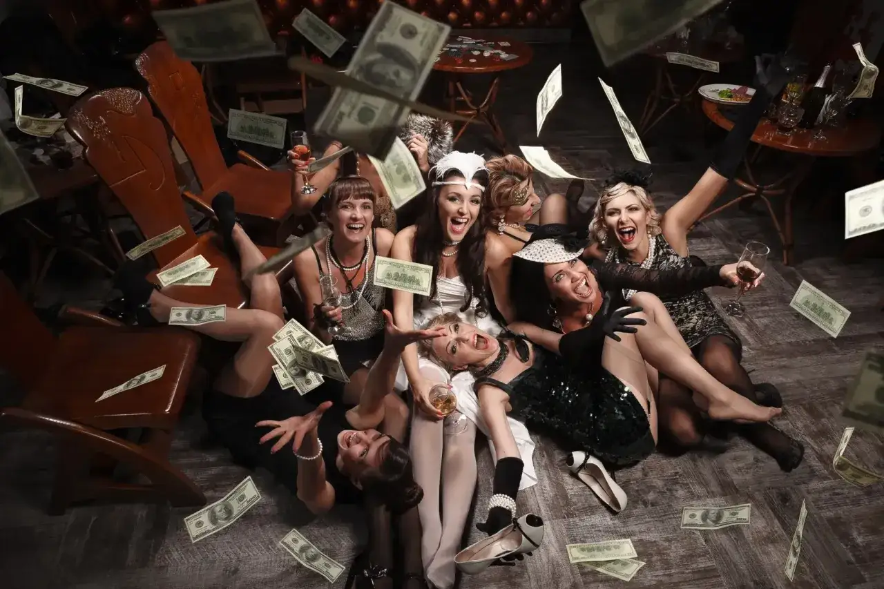 Mujeres celebrando con dinero volando, ¡parece que estas pruebas de despedida de soltera son un éxito total!