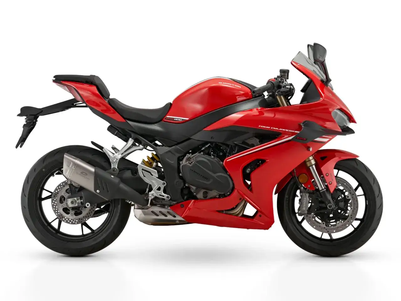 Czerwony motocykl sportowy z widocznym napisem "FOUR CYLINDERS" i informacją o pojemności silnika 800cc.