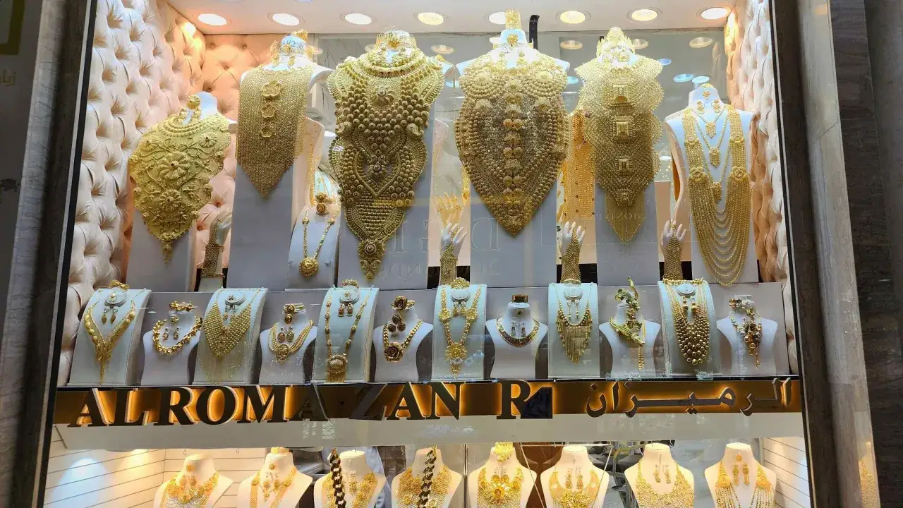 Dubaj lotnisko: Co kupić? Złoto, perfumy, daktyle jak oszczędzić?