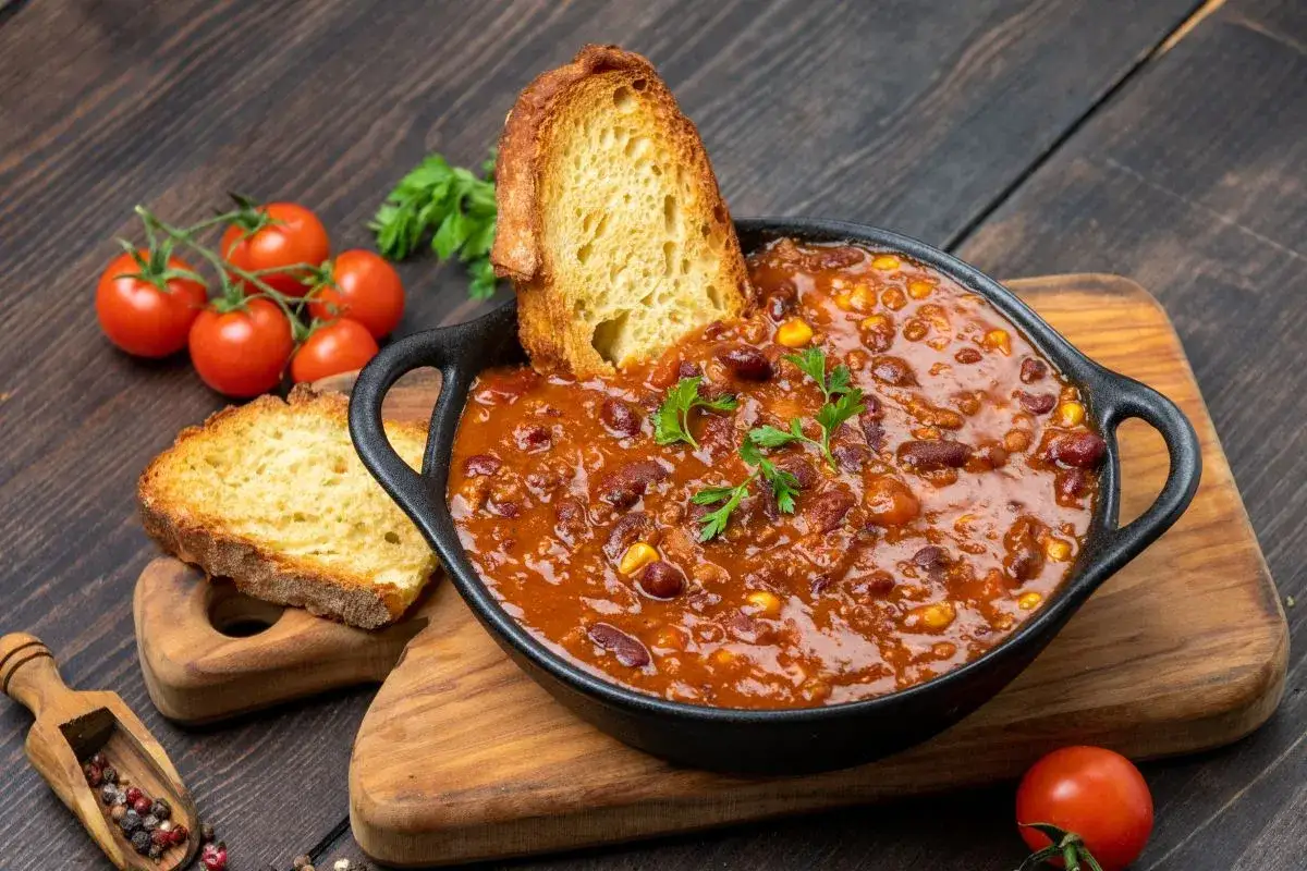 Pyszne chili con carne z fasolą i kukurydzą, podane z grzankami. Idealne pytanie: co mam zrobić na obiad?