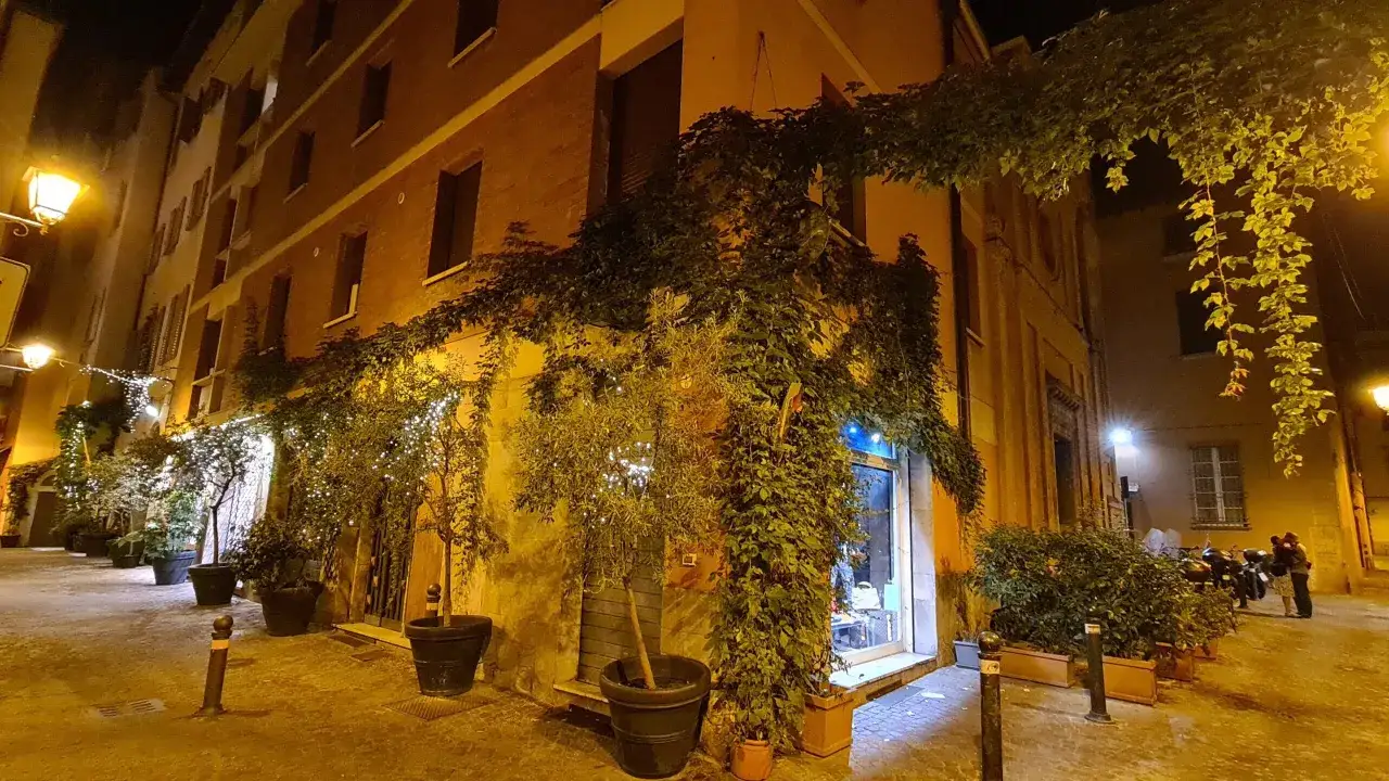 Urokliwa uliczka w Bolonii, gdzie zjesc? Wiele restauracji z klimatycznymi ogródkami i iluminacjami.