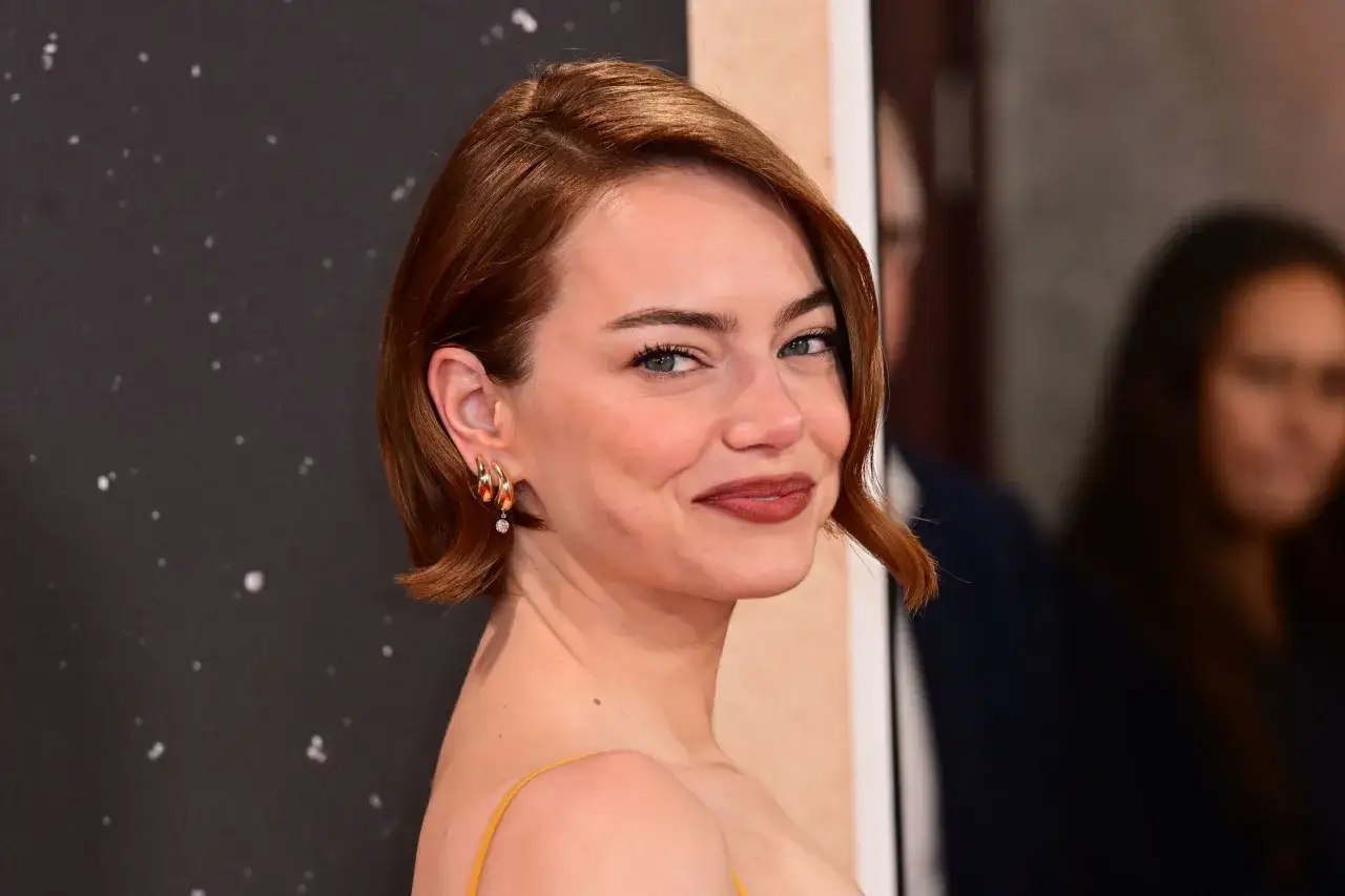 Emma Stone luce unos elegantes peinados pelo corto, con un corte bob asimétrico y un tono cobrizo vibrante.