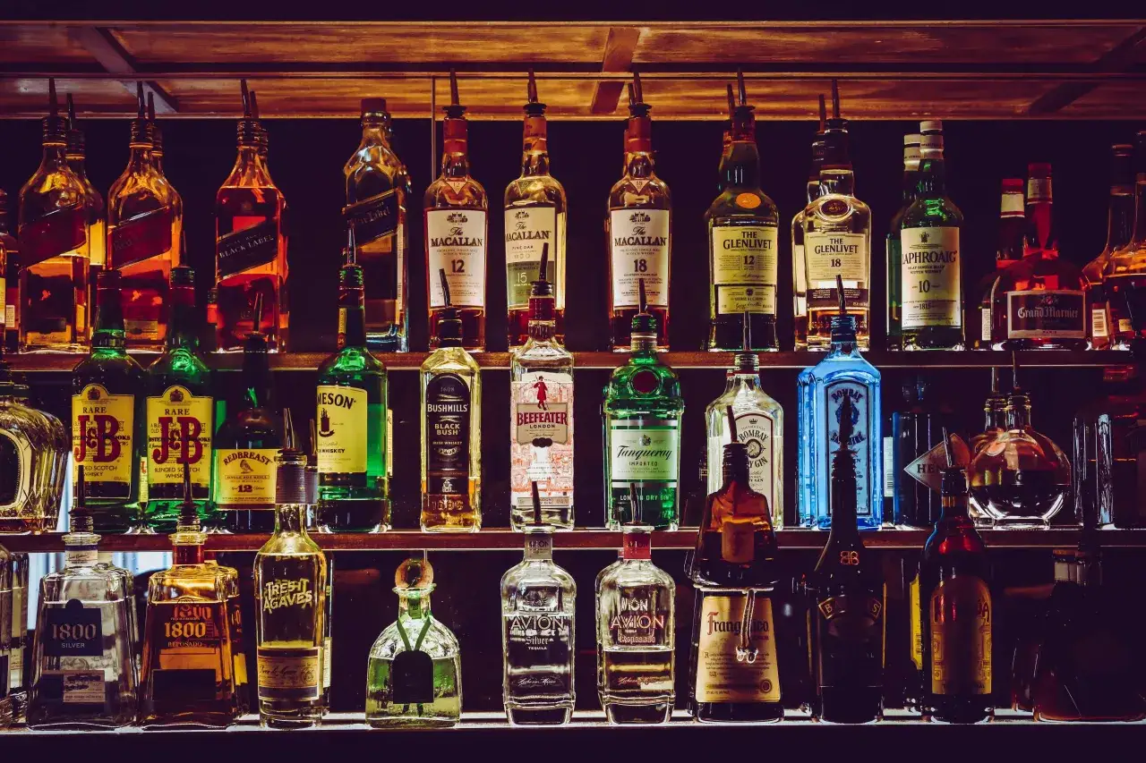 W Dubaju można pić alkohol, co widać na półkach pełnych whisky, ginu i tequili.