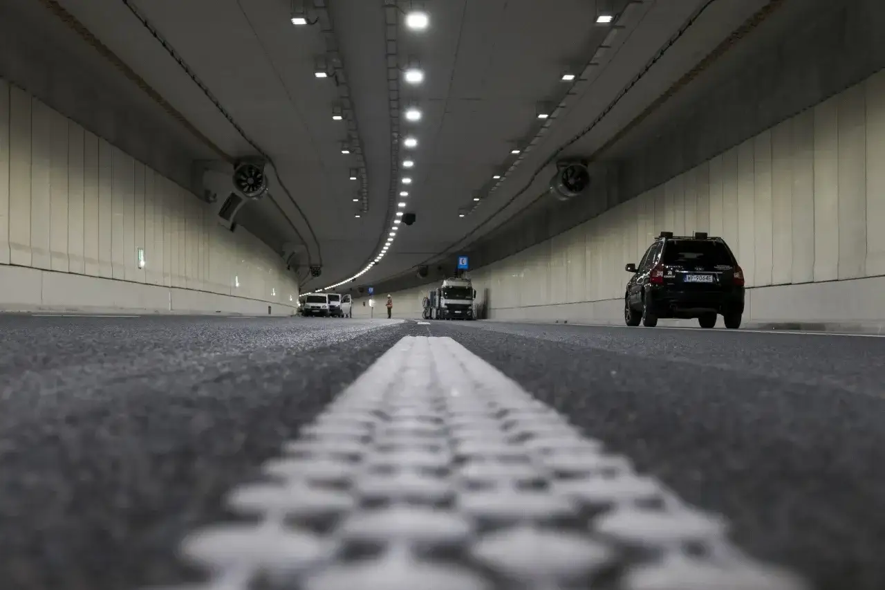Odstęp w tunelu - Ile metrów? Mandaty i zasady bezpieczeństwa