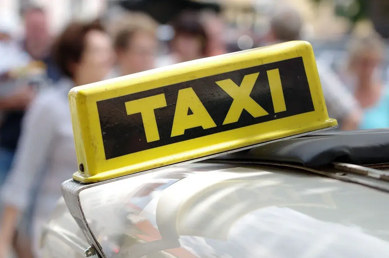 Ile kosztuje taxi w Warszawie za kilometr? Sprawdź aktualne stawki