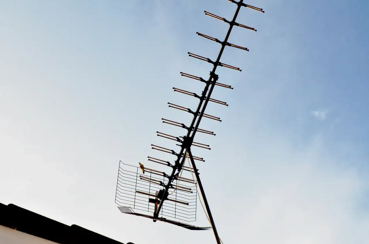Antena telewizyjna na tle błękitnego nieba.