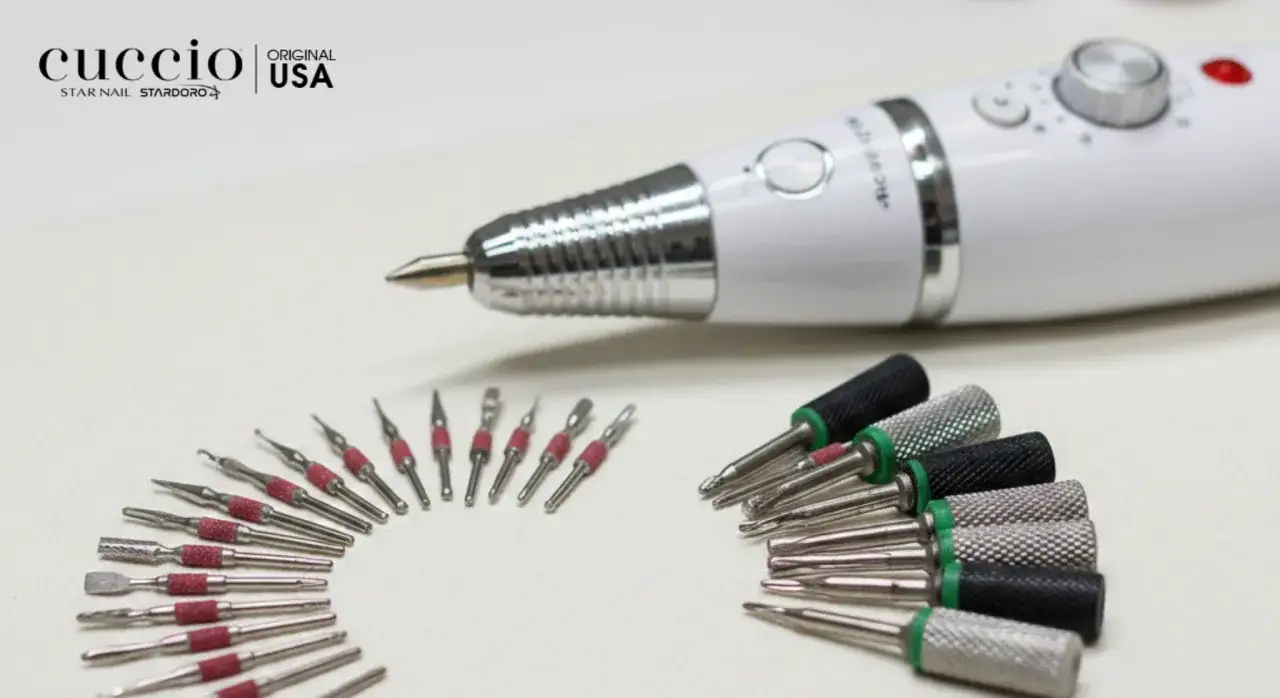 Profesjonalne produkty dla paznokci: frezarki do paznokci i bogaty zestaw frezów i frezarek do manicure.