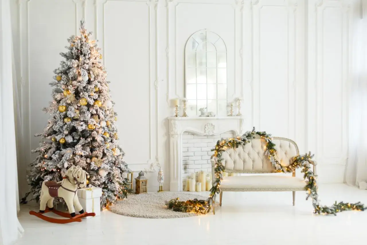 Jakie ozdoby wybrać do białej choinki, aby zachwycić gości?