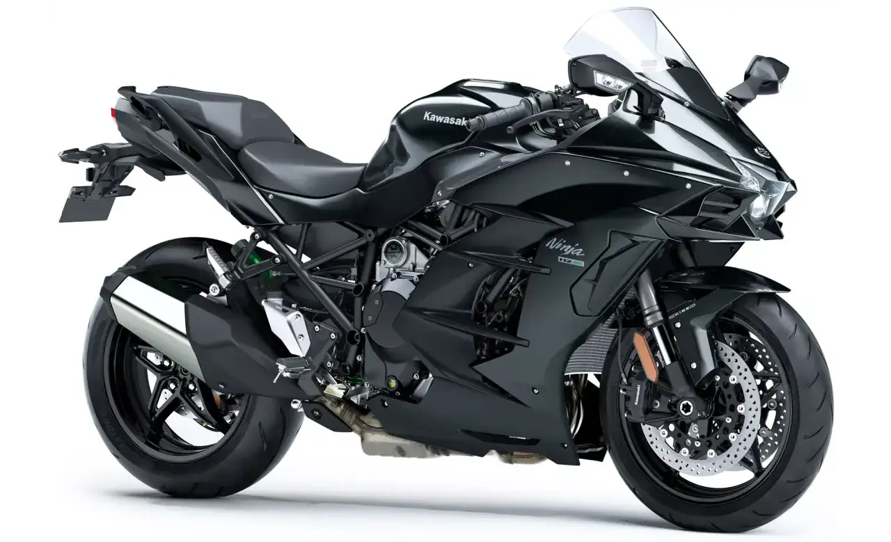 Czarny motocykl Kawasaki H2 Ninja, z widocznym napisem "Supercharger" na silniku. Potężna maszyna gotowa do podboju dróg.