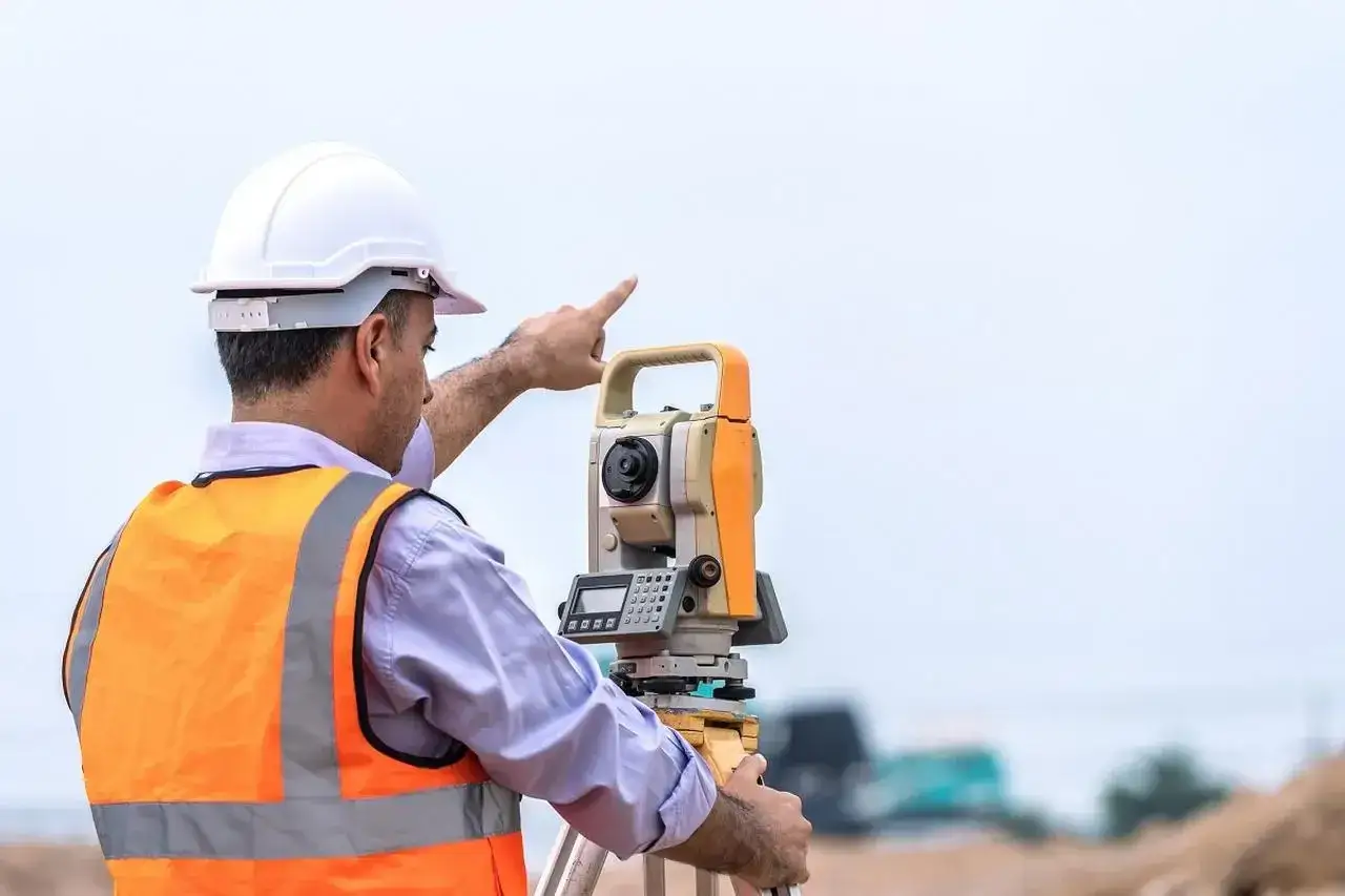 Technik geodeta: Praca, zarobki, wymagania. Czy to zawód dla Ciebie?