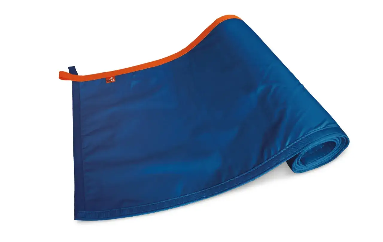 Ein blauer Fender mit orangefarbenem Rand, aufgerollt. Was ist ein Fender? Ein Schutzpolster für Boote.
