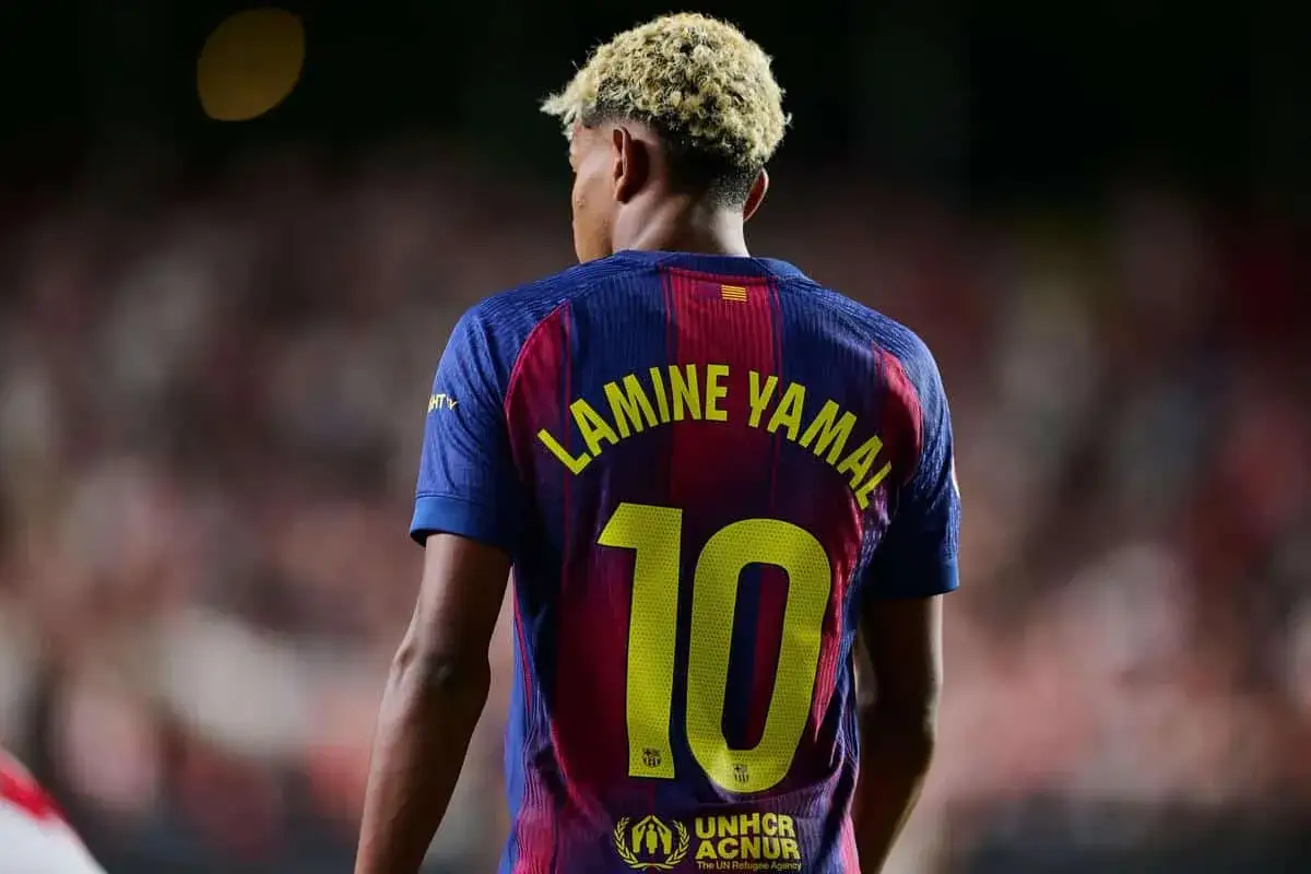 Piłkarz Lamine Yamal w koszulce FC Barcelony z numerem 10.