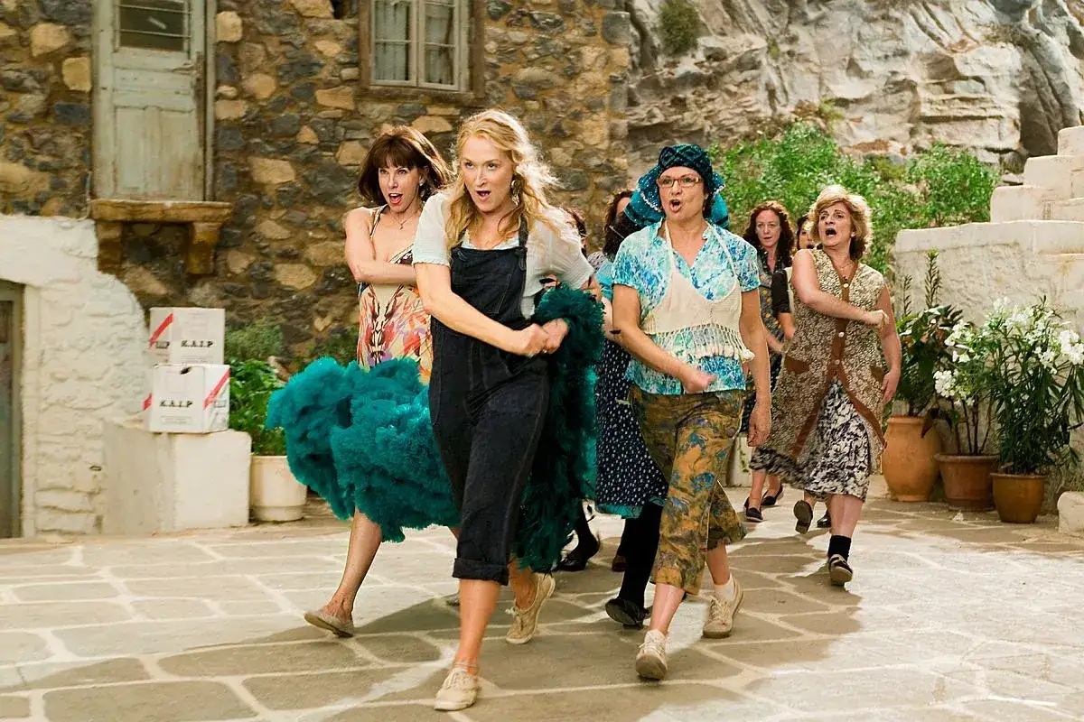 Meryl Streep jako Donna w filmie Mamma Mia! tańczy z przyjaciółkami.