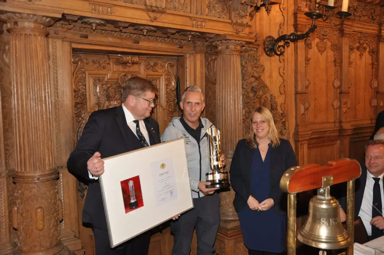 Michael Illbruck erhält Urkunde und Pokal.