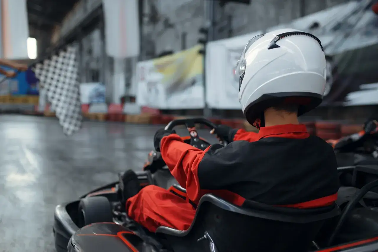 Adrenalina na torze i w grze – pasje kierowców poza garażem