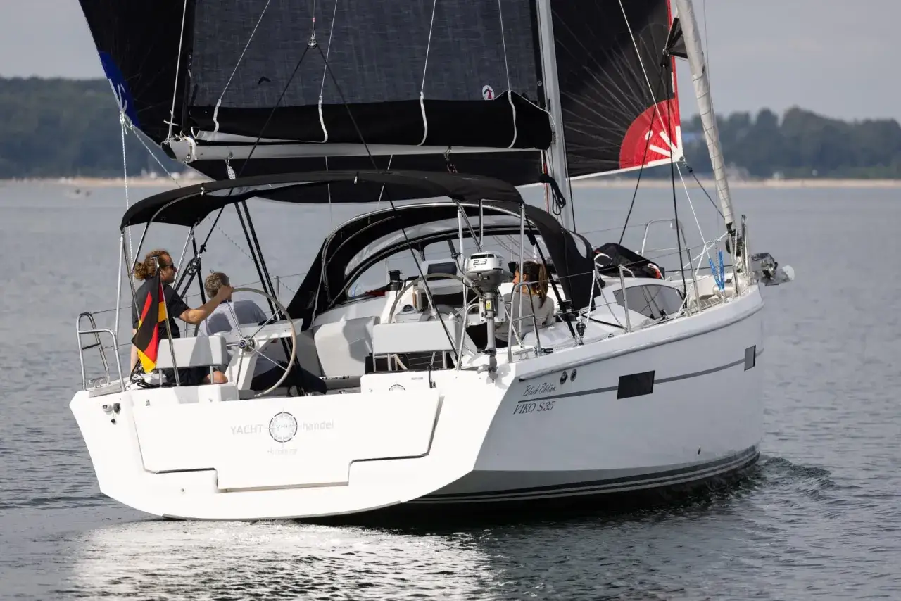 Segelboot mit schwarzem Großsegel und schwarzem Gennaker, erinnert an die legendären Fahrten von Eric Tabarly.