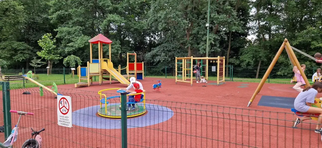 Dlaczego plac zabaw jest zamknięty? Sprawdź, kiedy się otworzy!